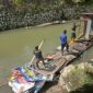 Foto : Kegiatan penertiban jamban apung yang berada di aliran Sungai Barabai