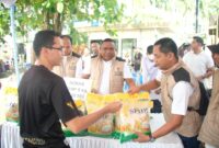 Foto : Ditreskrimsus Polda Kalimantan Selatan menggelar Gerakan Pangan Murah di kawasan Mesjid Raya Sabilal Muhtadin, Banjarmasin
