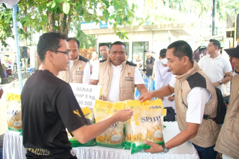 Foto : Ditreskrimsus Polda Kalimantan Selatan menggelar Gerakan Pangan Murah di kawasan Mesjid Raya Sabilal Muhtadin, Banjarmasin