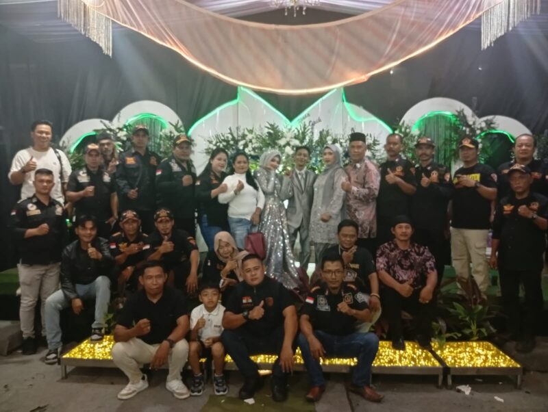 Foto : Jajaran pengurus Ormas PPBNI Satria Banten Dewan Pimpinan Anak Cabang (DPAC) beserta ranting se-Kecamatan Kalideres hadiri acara pernikahan Nanda dan Opik, yang merupakan putri dari Bapak M. Sukri dan Ibu Mira