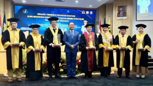 Foto : Laksamana Muda TNI Hudiarto Krisno Utomo berhasil meraih Doktor Ilmu Ekonomi dengan predikat Cumlaude dari Fakultas Ekonomi dan Bisnis Universitas Trisakti