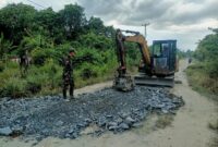 Foto : Pengerjaan penimbunan jalan di Desa Ratu Sepudak, Kecamatan Galing, Kabupaten Sambas