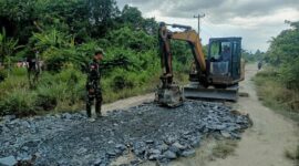 Foto : Pengerjaan penimbunan jalan di Desa Ratu Sepudak, Kecamatan Galing, Kabupaten Sambas