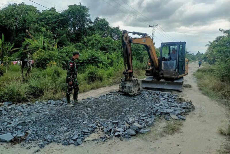 Foto : Pengerjaan penimbunan jalan di Desa Ratu Sepudak, Kecamatan Galing, Kabupaten Sambas