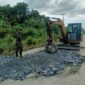 Foto : Pengerjaan penimbunan jalan di Desa Ratu Sepudak, Kecamatan Galing, Kabupaten Sambas