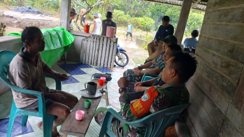 Foto : Anggota Satgas menyempatkan waktu untuk bersilaturahmi dengan warga desa