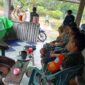 Foto : Anggota Satgas menyempatkan waktu untuk bersilaturahmi dengan warga desa