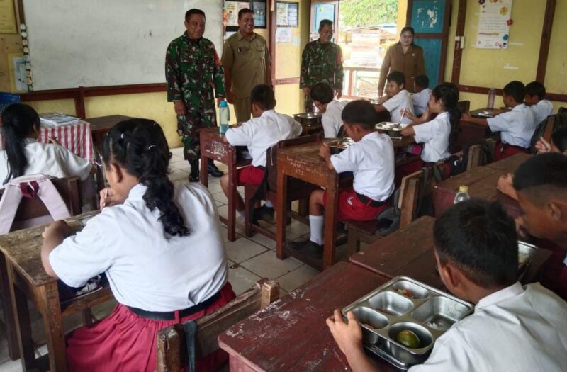 Foto : Kegiatan pemantauan Pembagian Makan Bergizi Gratis di SPPG MBG di Jl Lintas Bodok, Kecamatan Parindu, Kabupaten Sanggau