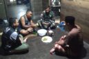 Foto : Anggota Satgas TMMD Reguler ke-126 Kodim 1208/Sambas menyempatkan diri untuk menyambangi rumah warga di lokasi pelaksanaan TMMD