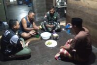 Foto : Anggota Satgas TMMD Reguler ke-126 Kodim 1208/Sambas menyempatkan diri untuk menyambangi rumah warga di lokasi pelaksanaan TMMD
