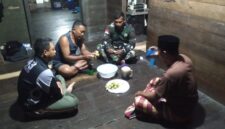 Foto : Anggota Satgas TMMD Reguler ke-126 Kodim 1208/Sambas menyempatkan diri untuk menyambangi rumah warga di lokasi pelaksanaan TMMD