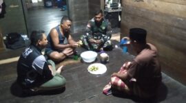 Foto : Anggota Satgas TMMD Reguler ke-126 Kodim 1208/Sambas menyempatkan diri untuk menyambangi rumah warga di lokasi pelaksanaan TMMD