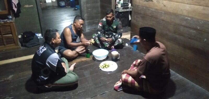 Foto : Anggota Satgas TMMD Reguler ke-126 Kodim 1208/Sambas menyempatkan diri untuk menyambangi rumah warga di lokasi pelaksanaan TMMD