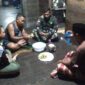 Foto : Anggota Satgas TMMD Reguler ke-126 Kodim 1208/Sambas menyempatkan diri untuk menyambangi rumah warga di lokasi pelaksanaan TMMD