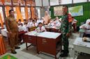 Foto : Babinsa Koramil 1202-01/Singkawang Barat Koptu Bernardus melaksanakan kegiatan monitoring pelaksanaan Program Makan Bergizi Gratis (MBG) di SDN 21 Singkawang