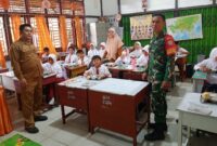 Foto : Babinsa Koramil 1202-01/Singkawang Barat Koptu Bernardus melaksanakan kegiatan monitoring pelaksanaan Program Makan Bergizi Gratis (MBG) di SDN 21 Singkawang