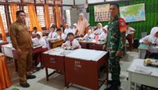 Foto : Babinsa Koramil 1202-01/Singkawang Barat Koptu Bernardus melaksanakan kegiatan monitoring pelaksanaan Program Makan Bergizi Gratis (MBG) di SDN 21 Singkawang