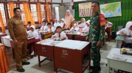Foto : Babinsa Koramil 1202-01/Singkawang Barat Koptu Bernardus melaksanakan kegiatan monitoring pelaksanaan Program Makan Bergizi Gratis (MBG) di SDN 21 Singkawang