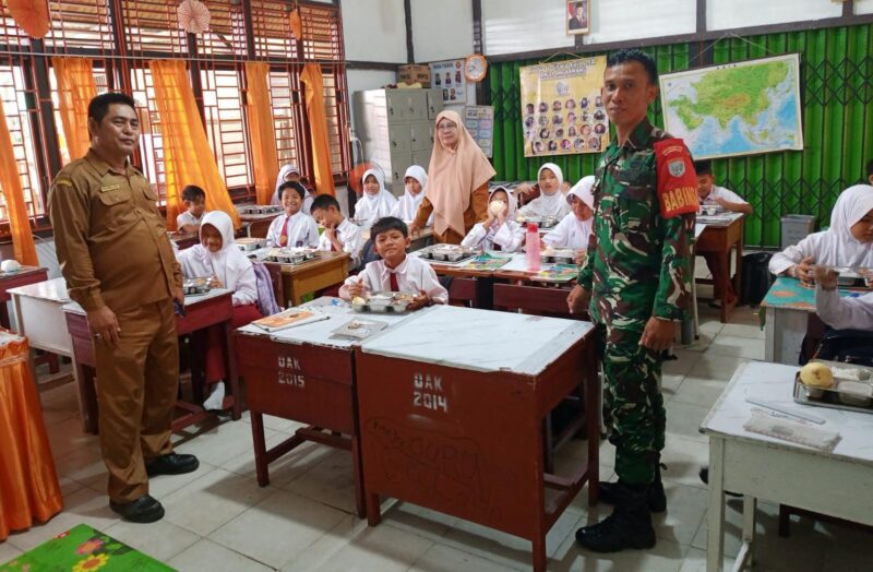 Foto : Babinsa Koramil 1202-01/Singkawang Barat Koptu Bernardus melaksanakan kegiatan monitoring pelaksanaan Program Makan Bergizi Gratis (MBG) di SDN 21 Singkawang