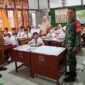 Foto : Babinsa Koramil 1202-01/Singkawang Barat Koptu Bernardus melaksanakan kegiatan monitoring pelaksanaan Program Makan Bergizi Gratis (MBG) di SDN 21 Singkawang
