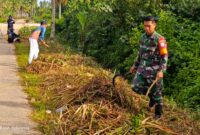Foto : Kegiatan Karya Bakti pembersihan jalan yang dilaksanakan di Jl. Tani 2, Kelurahan Kuala, Kecamatan Singkawang Barat, Kota Singkawang