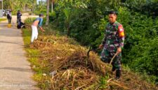 Foto : Kegiatan Karya Bakti pembersihan jalan yang dilaksanakan di Jl. Tani 2, Kelurahan Kuala, Kecamatan Singkawang Barat, Kota Singkawang