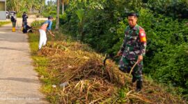 Foto : Kegiatan Karya Bakti pembersihan jalan yang dilaksanakan di Jl. Tani 2, Kelurahan Kuala, Kecamatan Singkawang Barat, Kota Singkawang