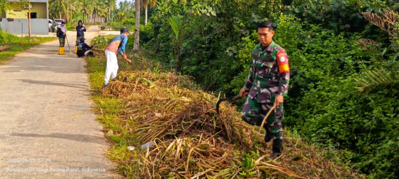 Foto : Kegiatan Karya Bakti pembersihan jalan yang dilaksanakan di Jl. Tani 2, Kelurahan Kuala, Kecamatan Singkawang Barat, Kota Singkawang