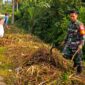 Foto : Kegiatan Karya Bakti pembersihan jalan yang dilaksanakan di Jl. Tani 2, Kelurahan Kuala, Kecamatan Singkawang Barat, Kota Singkawang