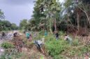 Foto : Satgas bersama warga bergotong royong membersihkan area di sekitar jalan yang telah dilakukan penimbunan