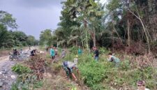 Foto : Satgas bersama warga bergotong royong membersihkan area di sekitar jalan yang telah dilakukan penimbunan
