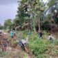Foto : Satgas bersama warga bergotong royong membersihkan area di sekitar jalan yang telah dilakukan penimbunan
