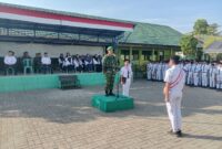 Foto : Danramil 1002-06/Barabai Kapten Inf Subhan bertindak sebagai pembina upacara bendera di MTsN 2 Hulu Sungai Tengah