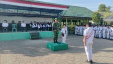 Foto : Danramil 1002-06/Barabai Kapten Inf Subhan bertindak sebagai pembina upacara bendera di MTsN 2 Hulu Sungai Tengah