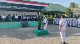 Foto : Danramil 1002-06/Barabai Kapten Inf Subhan bertindak sebagai pembina upacara bendera di MTsN 2 Hulu Sungai Tengah