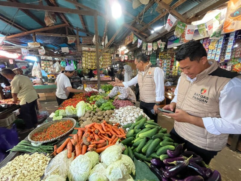 Foto : Polda Kalsel melakukan Pengecekan harga bahan pokok penting (Bapokting) di Pasar Kalindo Jalan Belitung, Kota Banjarmasin