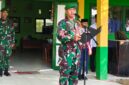 Foto : Babinsa Koramil 1002-08/Labuan Amas Utara, Serma Suhartono, bertindak sebagai pembina upacara bendera di MTSN 3 Hulu Sungai Tengah
