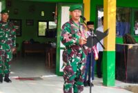 Foto : Babinsa Koramil 1002-08/Labuan Amas Utara, Serma Suhartono, bertindak sebagai pembina upacara bendera di MTSN 3 Hulu Sungai Tengah