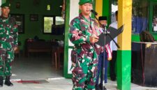 Foto : Babinsa Koramil 1002-08/Labuan Amas Utara, Serma Suhartono, bertindak sebagai pembina upacara bendera di MTSN 3 Hulu Sungai Tengah