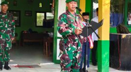 Foto : Babinsa Koramil 1002-08/Labuan Amas Utara, Serma Suhartono, bertindak sebagai pembina upacara bendera di MTSN 3 Hulu Sungai Tengah