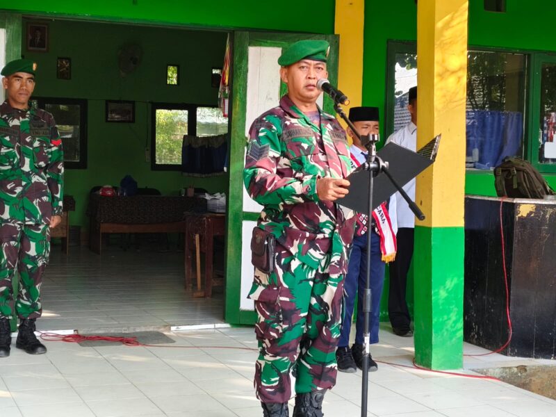 Foto : Babinsa Koramil 1002-08/Labuan Amas Utara, Serma Suhartono, bertindak sebagai pembina upacara bendera di MTSN 3 Hulu Sungai Tengah