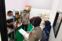 Foto : Pengecekan keamanan pangan (food safety) serta sosialisasi pemeriksaan makanan secara organoleptik atau menggunakan panca indera kepada para penerima manfaat program Makan Bergizi Gratis (MBG)