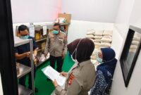 Foto : Pengecekan keamanan pangan (food safety) serta sosialisasi pemeriksaan makanan secara organoleptik atau menggunakan panca indera kepada para penerima manfaat program Makan Bergizi Gratis (MBG)