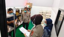 Foto : Pengecekan keamanan pangan (food safety) serta sosialisasi pemeriksaan makanan secara organoleptik atau menggunakan panca indera kepada para penerima manfaat program Makan Bergizi Gratis (MBG)