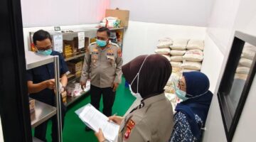Foto : Pengecekan keamanan pangan (food safety) serta sosialisasi pemeriksaan makanan secara organoleptik atau menggunakan panca indera kepada para penerima manfaat program Makan Bergizi Gratis (MBG)