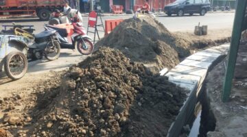 Foto : Pelaksanaan drainase di wilayah Pasar Patrol, Kecamatan Patrol, Kabupaten Indramayu