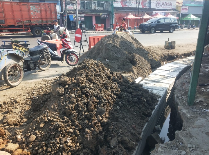 Foto : Pelaksanaan drainase di wilayah Pasar Patrol, Kecamatan Patrol, Kabupaten Indramayu