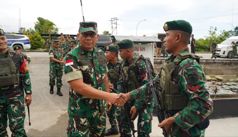 Foto : Pangdam XII/Tanjungpura Mayjen TNI Jamallulael, S.Sos., M.Si., mengunjungi PLBN Aruk dan Pos Koki Sajingan, Desa Sebunga, Sajingan Besar, Sambas