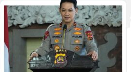Foto : Kapolda Bali Irjen. Pol. Daniel Adityajaya, S.H., S.I.K., M.Si., memberikan arahan dalam kegiatan Perwira Samapta pada Sentra Pelayanan Terpadu (SPKT) Polres Jajaran