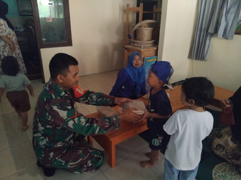 Foto : Babinsa Koramil 1002-01/Batang Alai Selatan Kopda Hidayat melaksanakan pendampingan kegiatan Posyandu Anggrek bertempat di Desa Anduhum, Kecamatan Batang Alai Selatan